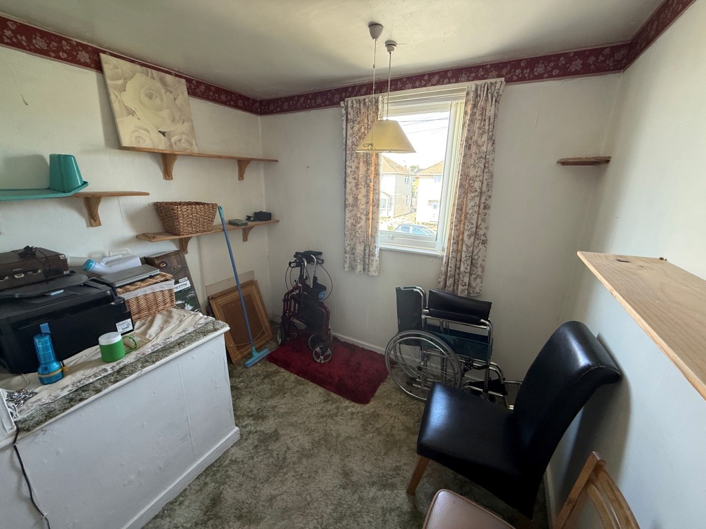 Lot: 84 - SEMI-DETACHED HOUSE FOR IMPROVEMENT - Bedroom three with window to front